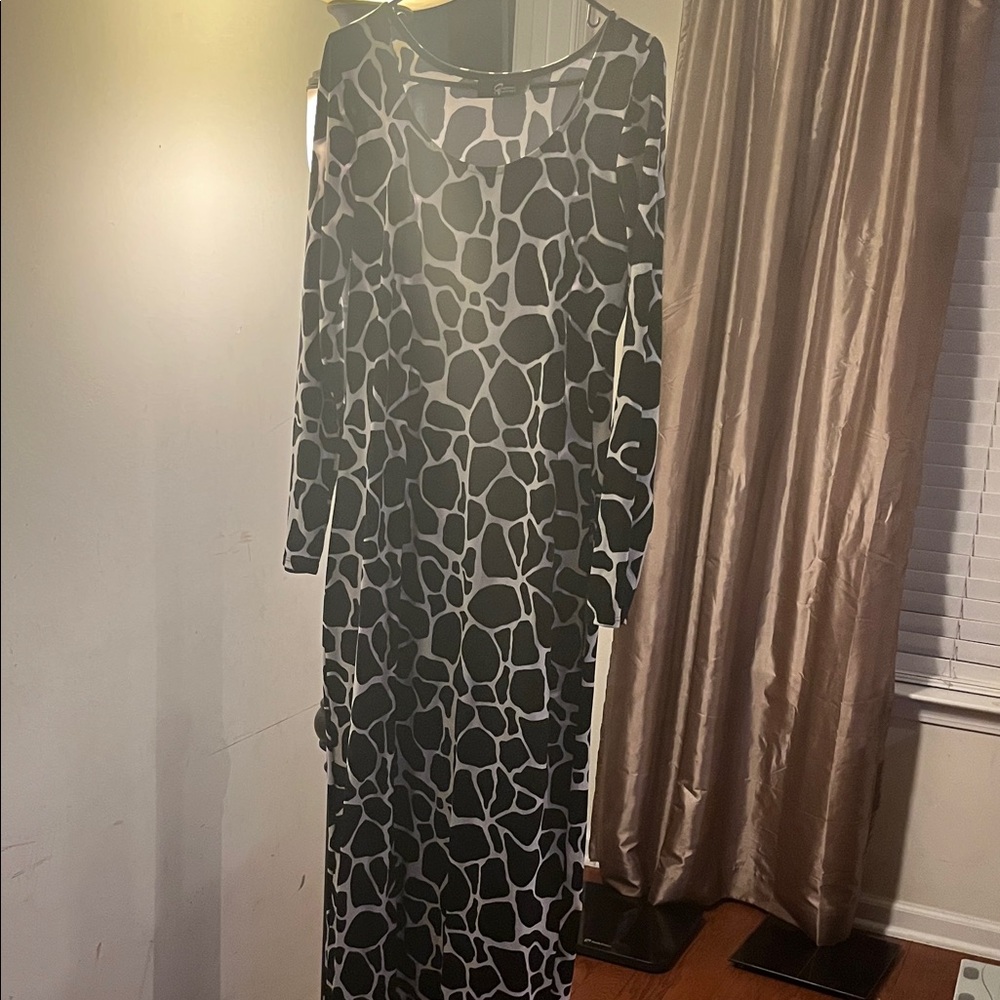 Black and White Giraffe-Print Long Sleeve Maxi Dress